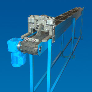 Stable and compact conveyor based on the Strasser modular system. The wear resistant flat top chain is fastened on a base frame of flexible BasicLink steel profiles