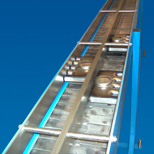 Special process hardened flat top chains enable low-wear transport of parts not yet deburred