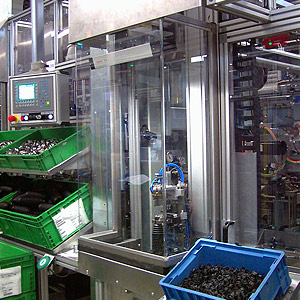 The safety lifting pillar with transparent safety hood installed in the assembly station