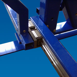 Linear guides for the sliding door can be mounted directly on the base profiles. By using the BasicLink steel profile system, no machining of the profiles is necessary